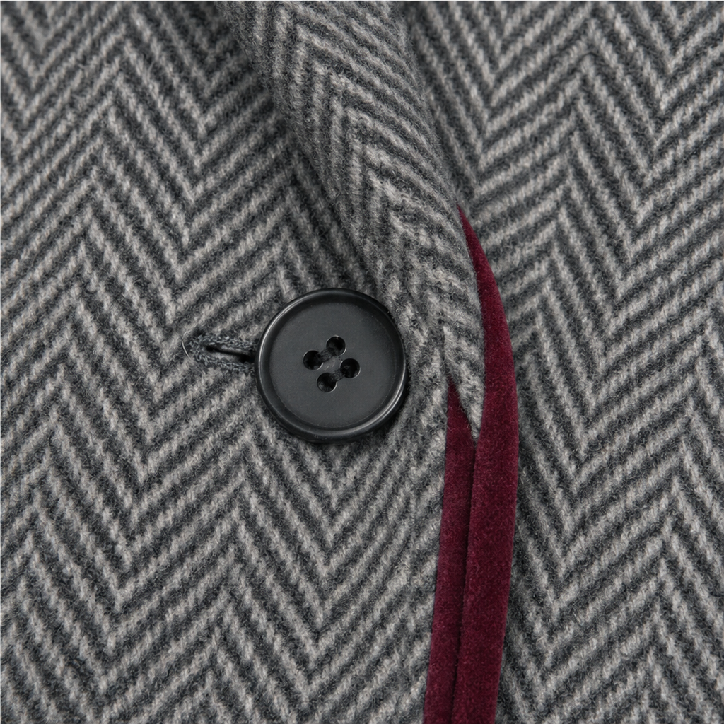 Struktur och textil på jodelektyg i grå nyans med burgundy inslag