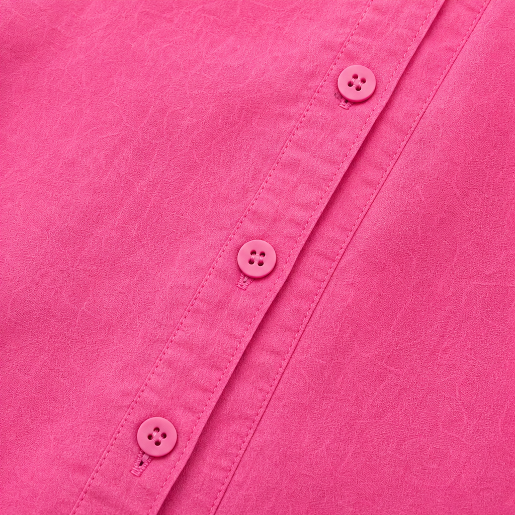 Modell som bär elegant rosa damkläder blus för arbete