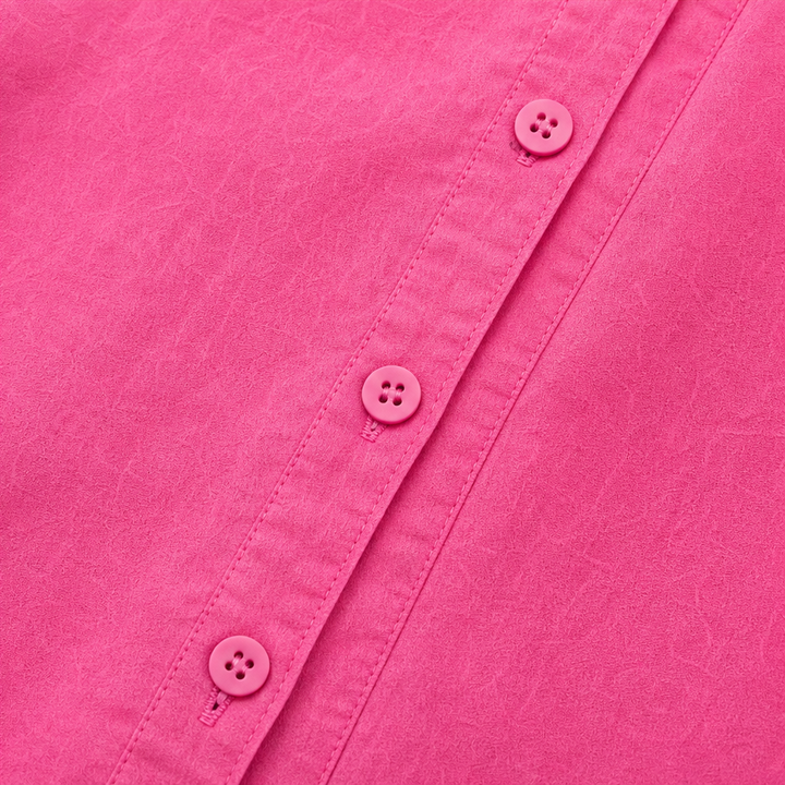 Modell som bär elegant rosa damkläder blus för arbete