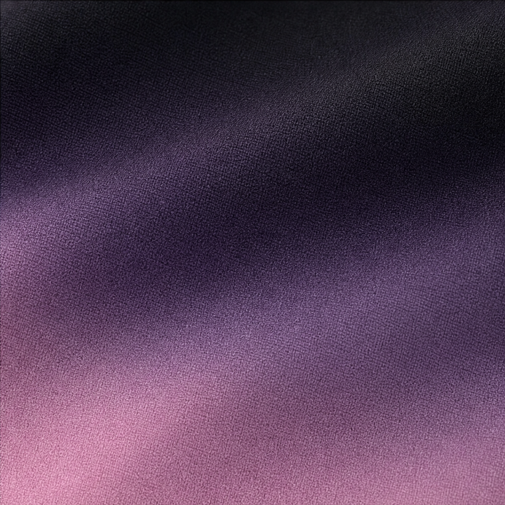 Detaljbild på det plisserade tyget i ombré med mjuk färgskala