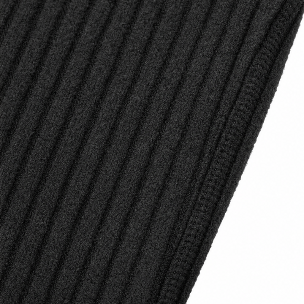 Närbild på det högkvalitativa ribbstickade tyget på dambyxorna