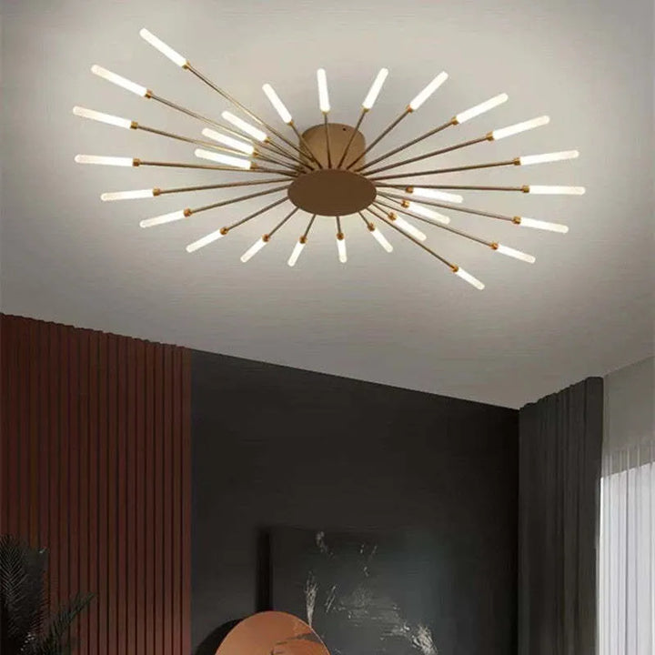 Modern guldfärgad LED-taklampa monterad i ett elegant vardagsrum