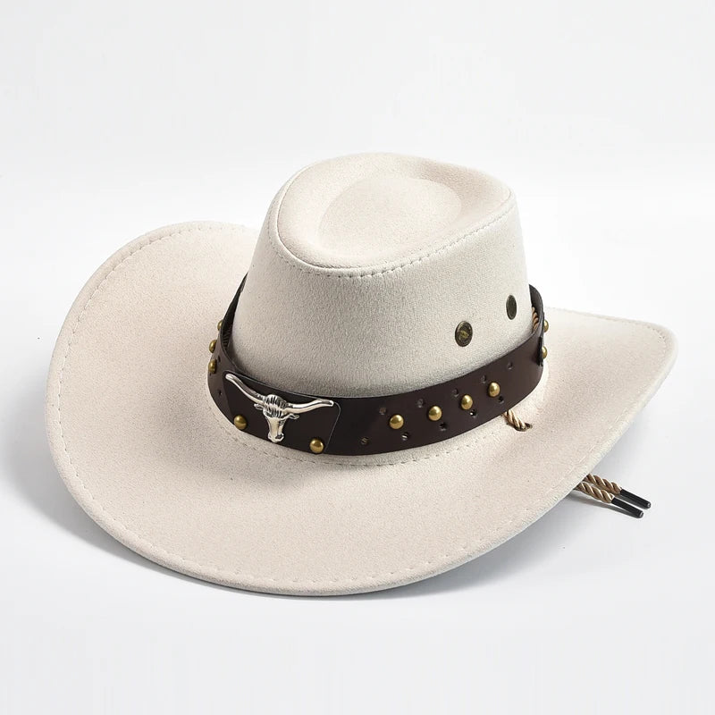 Elfenbensvit cowboyhatt med flätad hakrem på ljus bakgrund