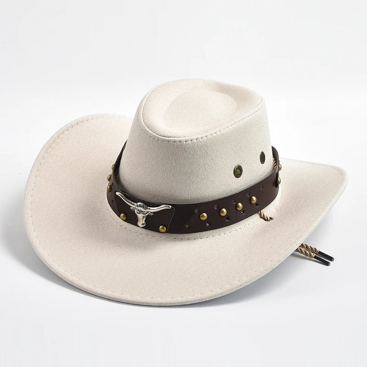 Elfenbensvit cowboyhatt med flätad hakrem på ljus bakgrund