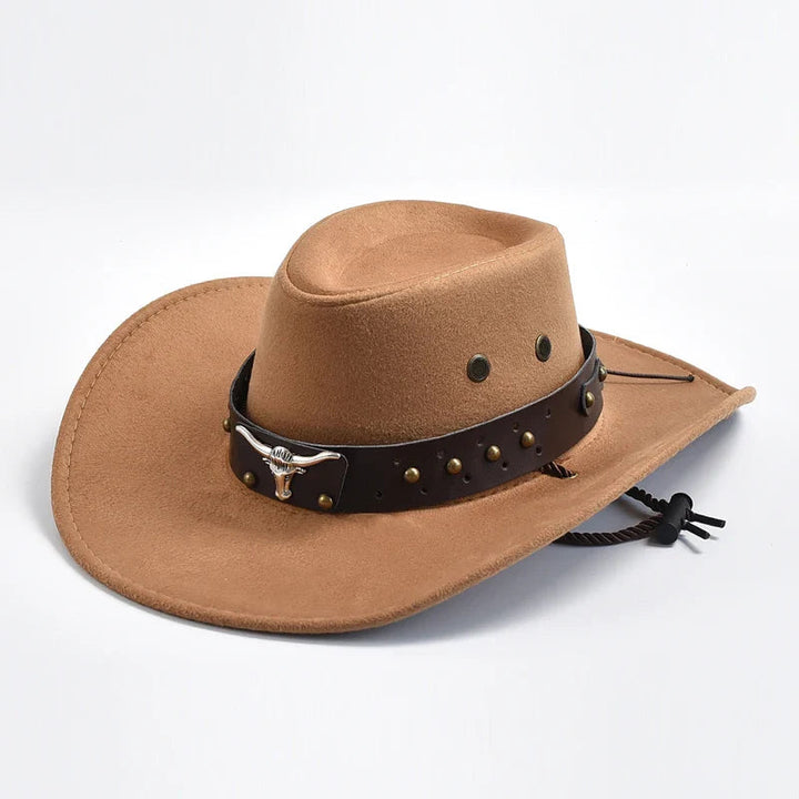 Khakifärgad cowboyhatt med metalldetaljer och hakrem