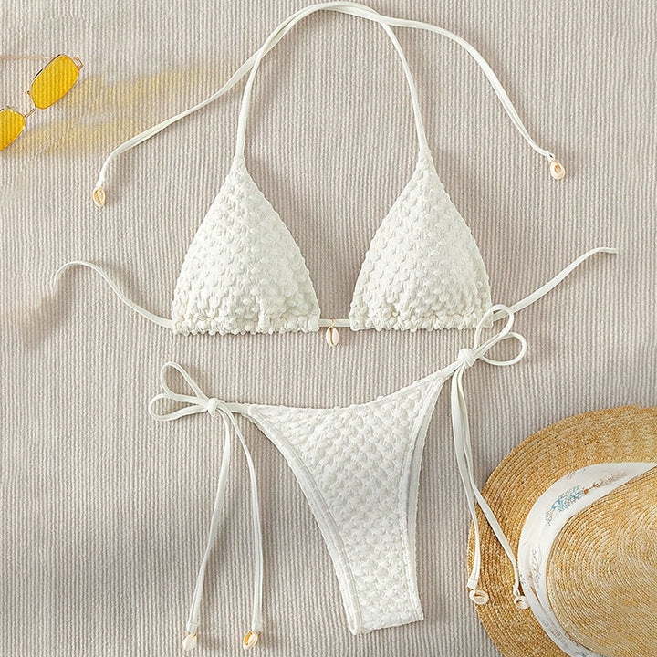 Crème triangelbikini för dam med justerbara axelband och snäckdetaljer, perfekt för strandmode.