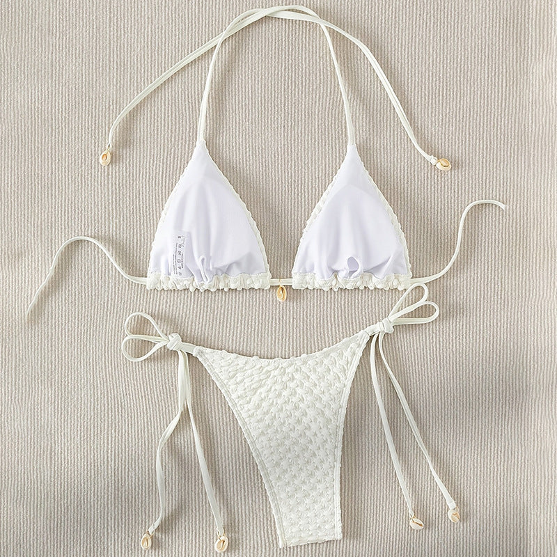 Elegant crème damtriangelbikini med snäckutsmyckning och reglerbara band, idealisk för en stilfull sommar.