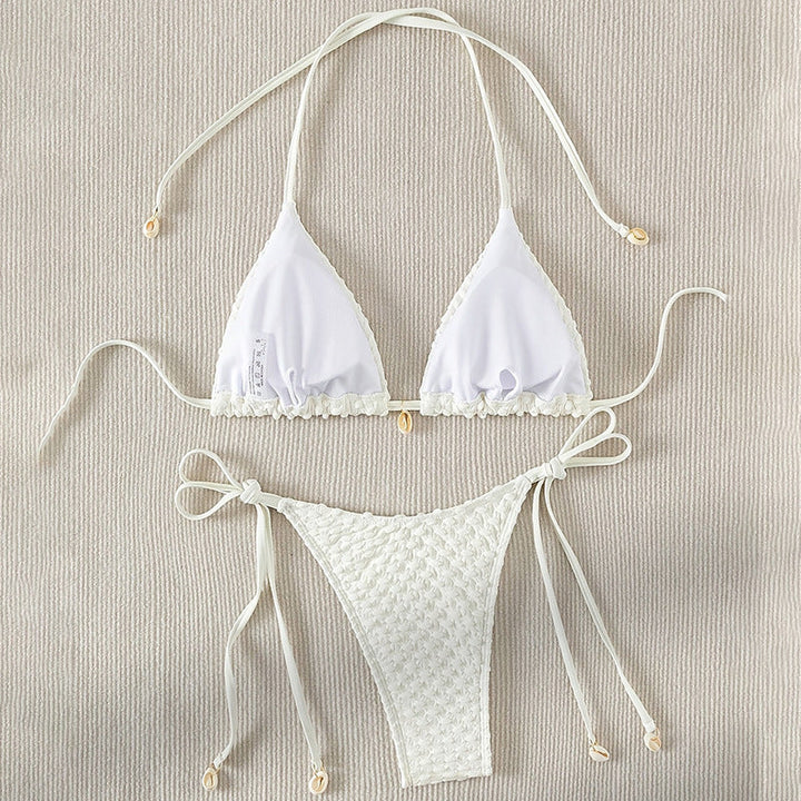 Elegant crème damtriangelbikini med snäckutsmyckning och reglerbara band, idealisk för en stilfull sommar.