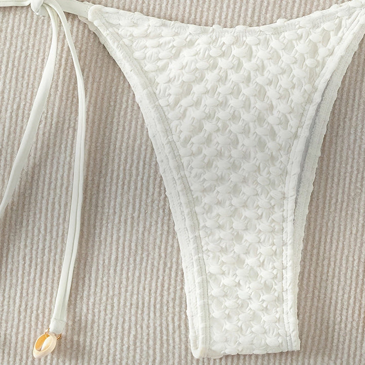 Damtriangelbikini i crème med justerbara axelremmar och chic snäckdetalj för optimal passform på stranden.