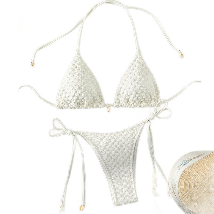 Trendig crème triangelbikini för dam med justerbara remmar och snäckor, redo för soliga dagar.