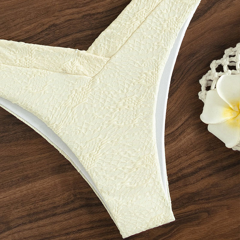 Crème bikinitrosa, högskuren med smickrande triangeldesign. Perfekt för sommarens strandmode.