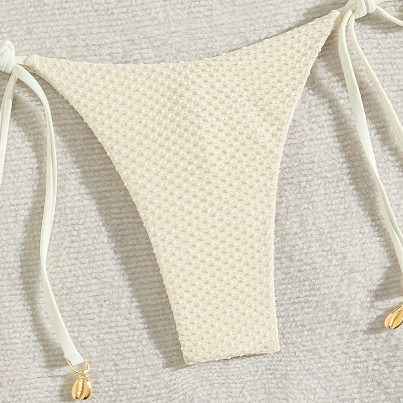 Modern crème triangelbikini med unik strukturerad yta. Komfortabla badkläder för en avslappnad sommarstil.
