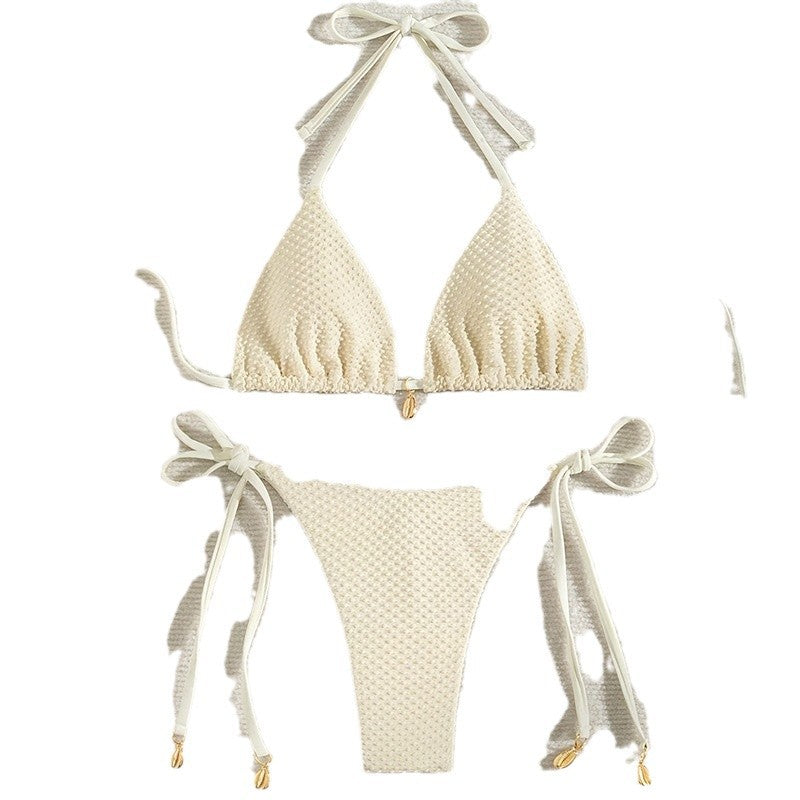 Elegant crème dambikini, triangelmodell, med justerbara axelband. Perfekta badkläder för sommarens stranddagar.