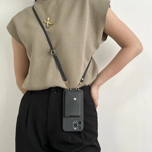 Kvinna som bär ett svart mobilfodral crossbody med axelrem