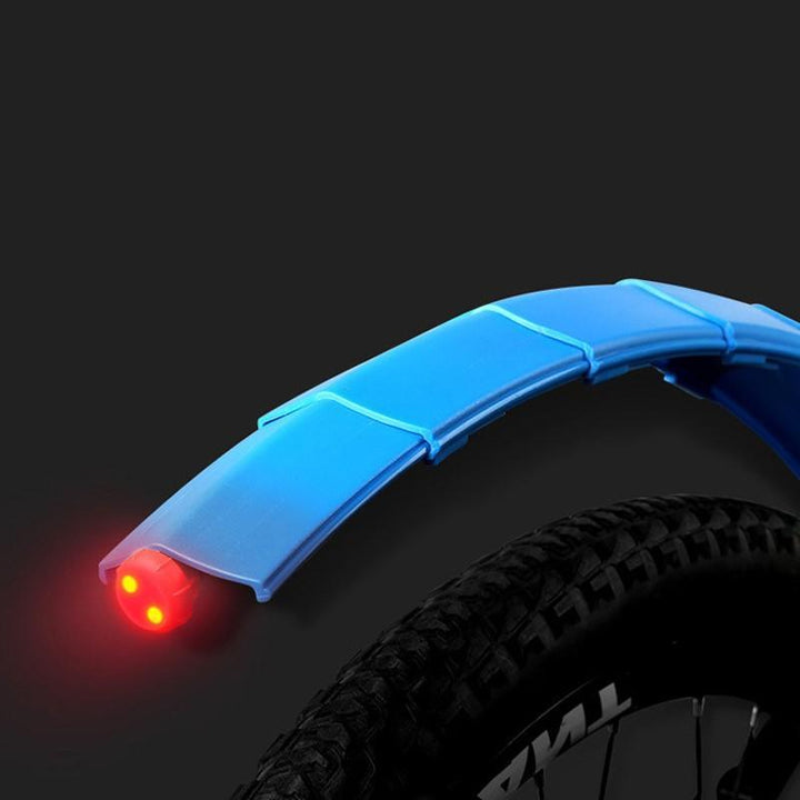 "Cykel stänkskydd, justerbart och vattentätt, med inbyggt bakljus, i svart plast för optimal säkerhet och synlighet."