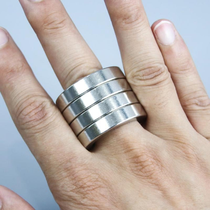 Silverfärgad fidgetring med vikbar design för ökat fokus