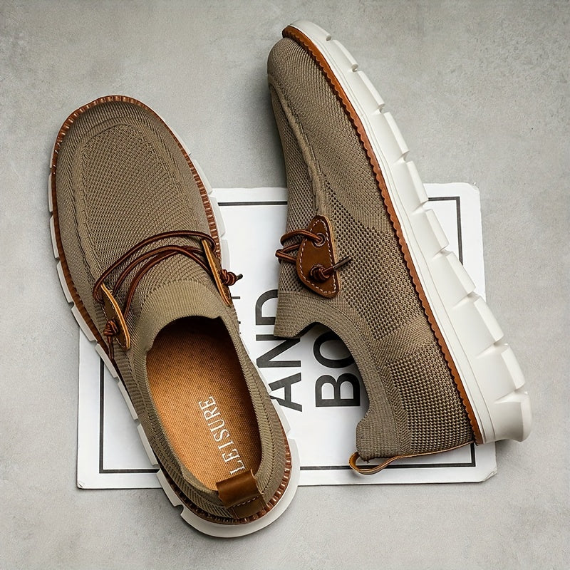 Ovanifrån på grå slip-ons som visar den ventilerande textilen
