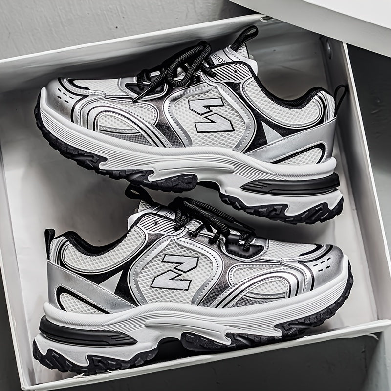 Par moderna silverfärgade sneakers i låg modell placerade i en skokartong