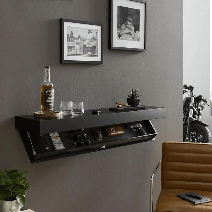 Svart designerhylla med öppen dold förvaring monterad på mörk vägg