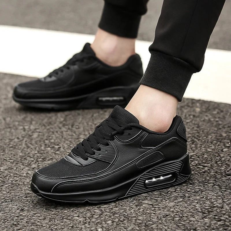 Vita herrsneakers med grov sula sedda i profil för en modern stil