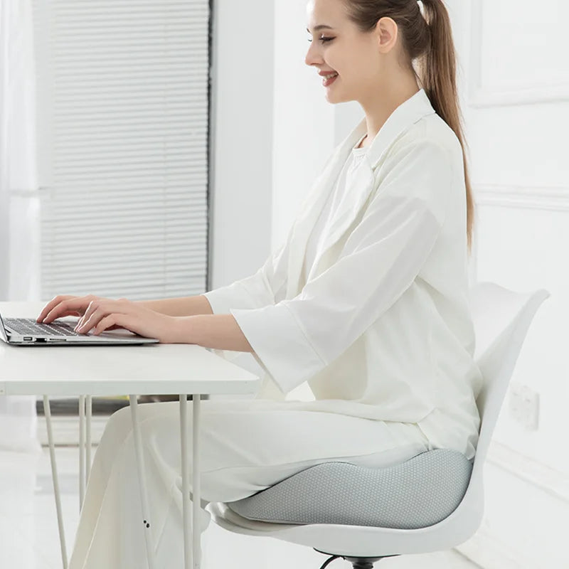 Ergonomisk sittkudde i minnesskum som ger avlastning på kontorsstol