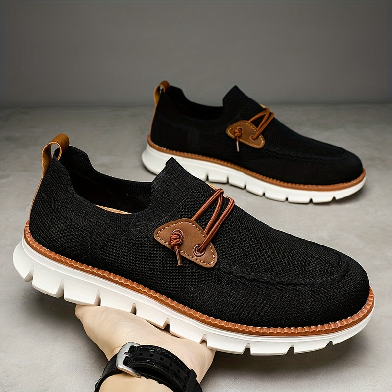 Ovanifrån på khakifärgade slip-ons med flexibel och bekväm passform
