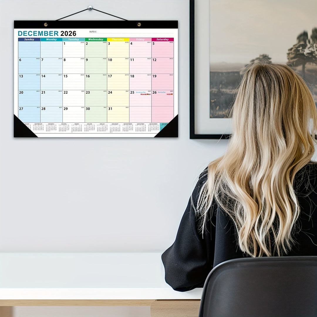 Väggkalender upphängd på vägg i ett ljust arbetsrum