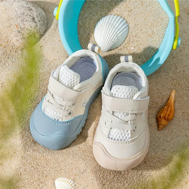 Barnsneakers med halkfri sula liggande på ett ljust underlag