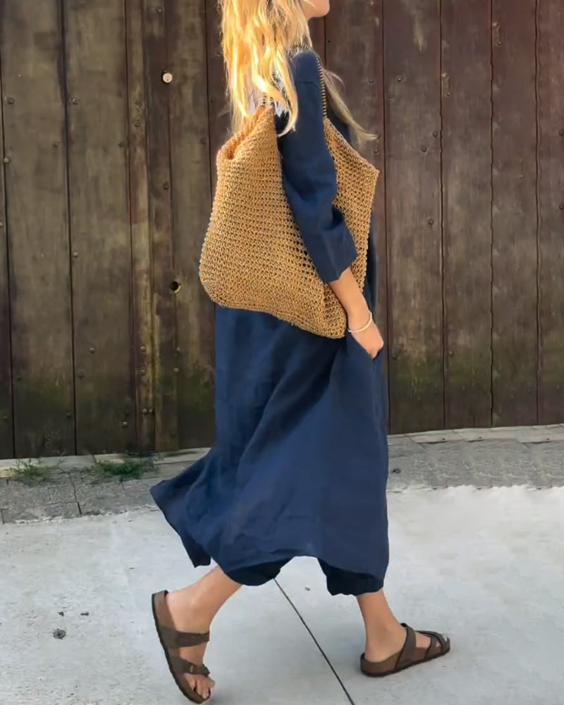 Sidovy av kvinna som bär elegant marinblått set utomhus