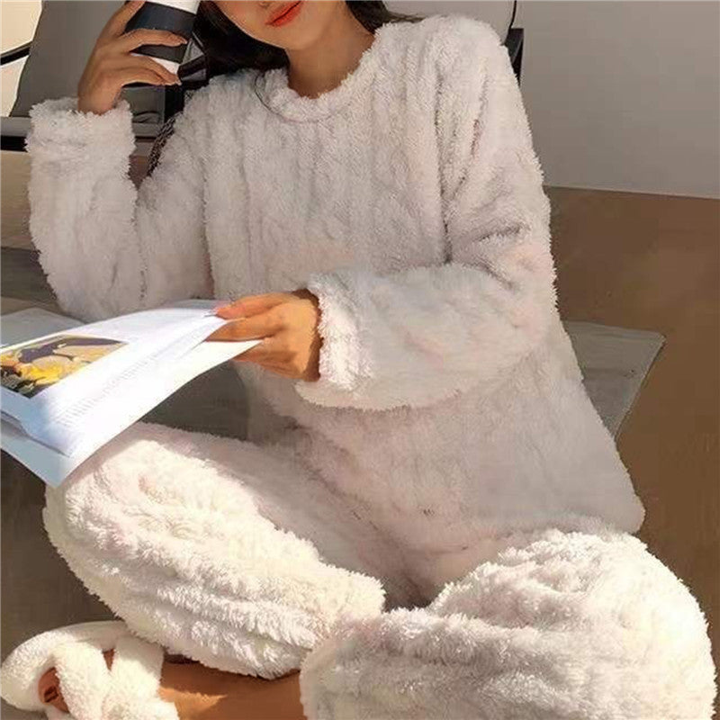 Bekväm dam loungewear i långärmad pyjamas. Mjukt tvådelat set för avkoppling och hemmakläder.
