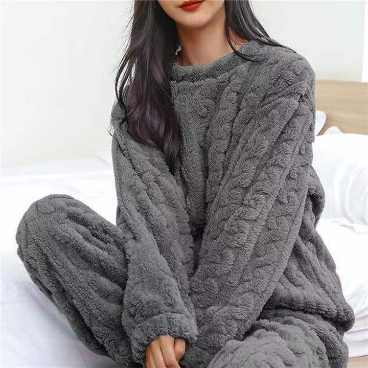 Stilren och mysig dam pyjamas i tvådelat set. Långärmad nattplagg för maximal komfort.
