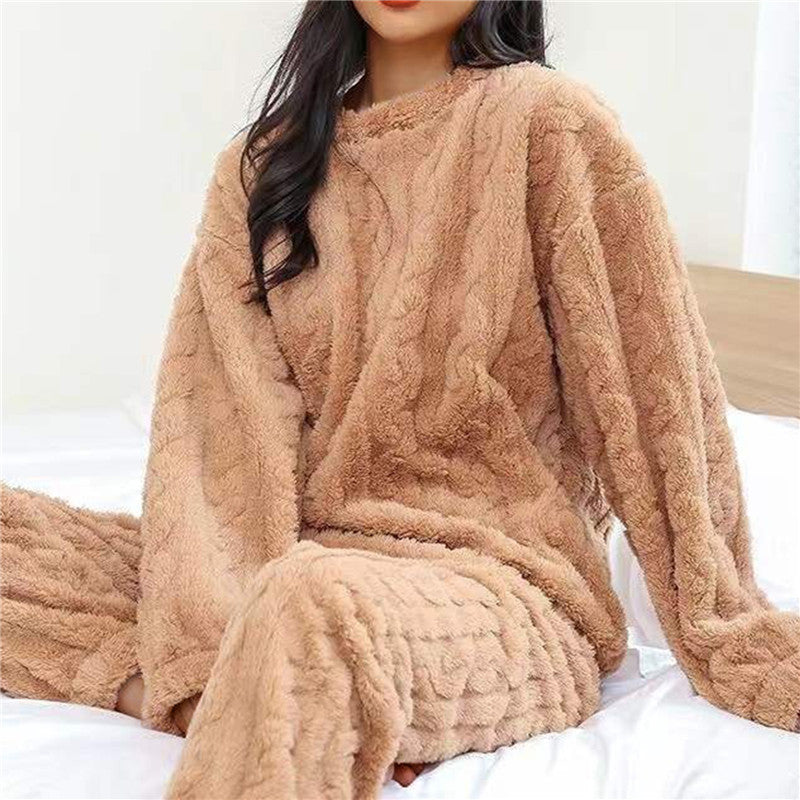Avkopplande dam pyjamas med långa ärmar, mjukt material. Perfekt för sköna hemmakvällar som loungewear.