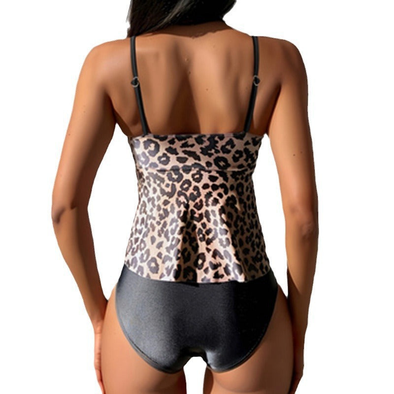Snygg dam baddräkt med asymmetrisk kjol, idealisk för stranden. Elegant leopardmönster badmode.