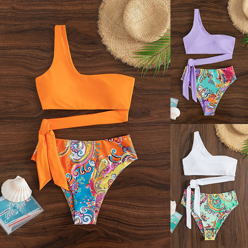 Dam bikini med asymmetrisk topp och trosa med hög midja. Perfekt strandmode för sommaren.
