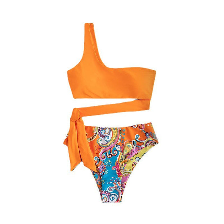 Chic dam bikini i olika färger. Asymmetrisk topp med en axelrem och bekväm högmidjad trosa. Strandredo.
