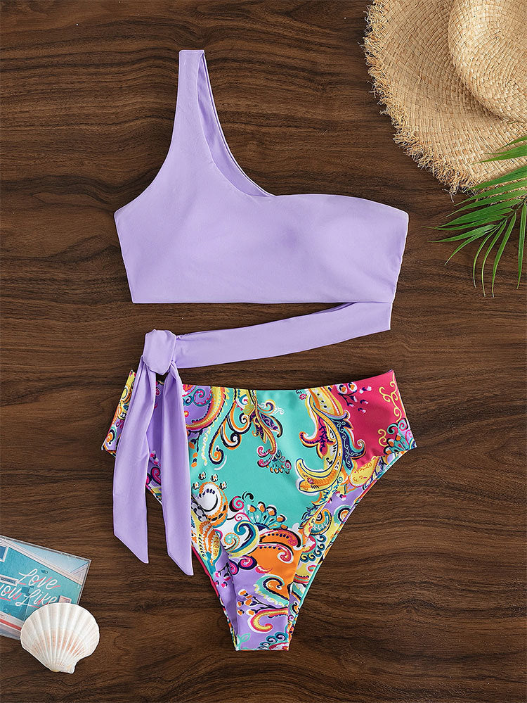 Stilren lila dam bikini med asymmetrisk topp och trosa med hög midja. Perfekt för sommar och sol.