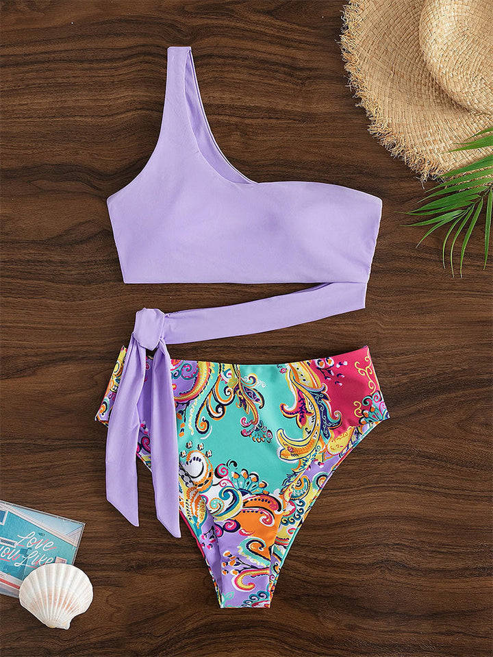 Stilren lila dam bikini med asymmetrisk topp och trosa med hög midja. Perfekt för sommar och sol.