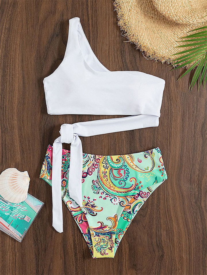 Fashionabel vit dam bikini. Asymmetrisk topp och högmidjade trosor, idealiska för strandmode och badkläder.