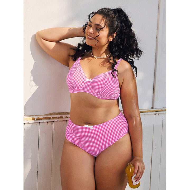 Retro dam bikini med hög midja. Stilren vadderad topp, idealisk för badkläder och soliga dagar.