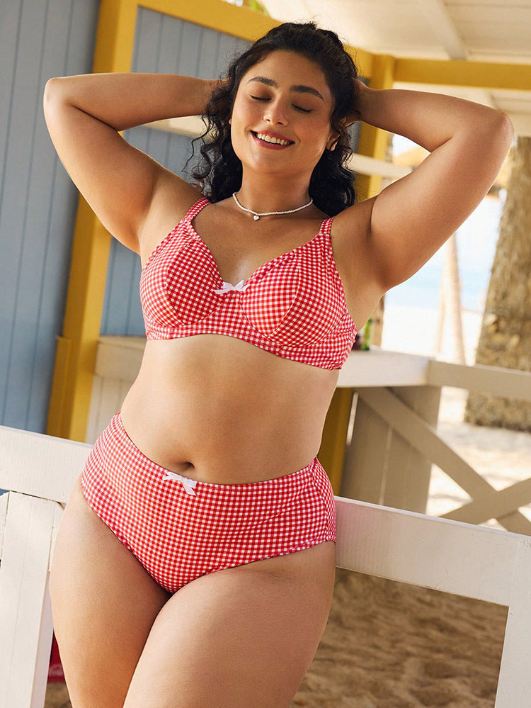 Damens retro bikini med rutig design, hög midja och stöddig vadderad topp. Populärt sommarval.