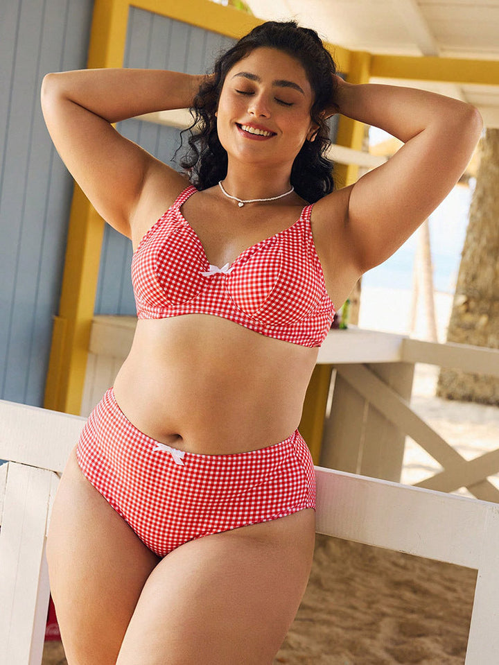 Damens retro bikini med rutig design, hög midja och stöddig vadderad topp. Populärt sommarval.