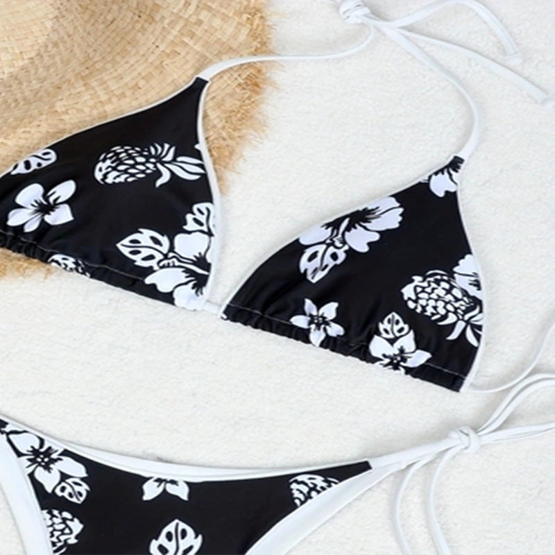 Detaljerad bild på damens blommiga bikini-set med justerbar triangeltopp och stilren trosa.