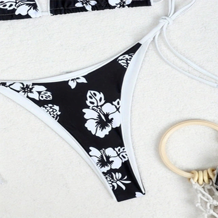 Sommarbadkläder: Dam bikini med livfullt blomstermönster, triangeltopp och högmidjebyxor för stranden.