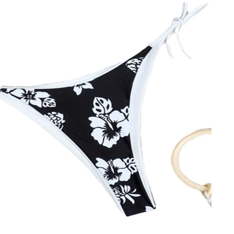 Elegant dam bikini-set med blommor, triangelbehå och högmidjade underdelar för maximal komfort.