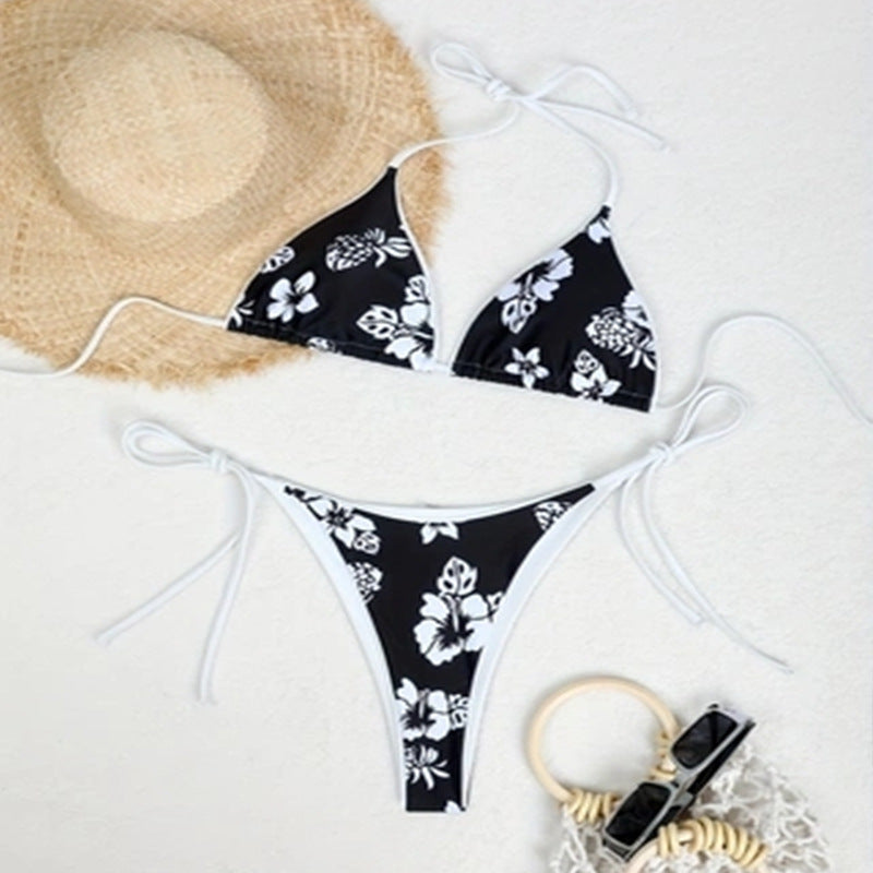 Dam bikini-set: Ljusblommig triangeltopp och trosa med hög midja. Perfekt badkläder för sommar.