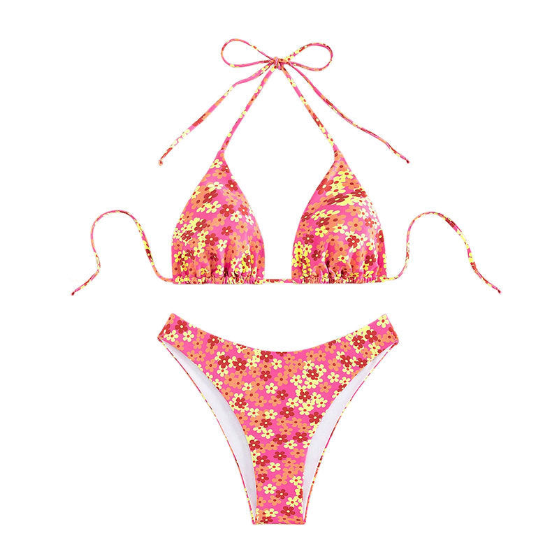 Somrig dam triangelbikini, med vackert blommönster & högskuren benöppning. Strandmode året runt.