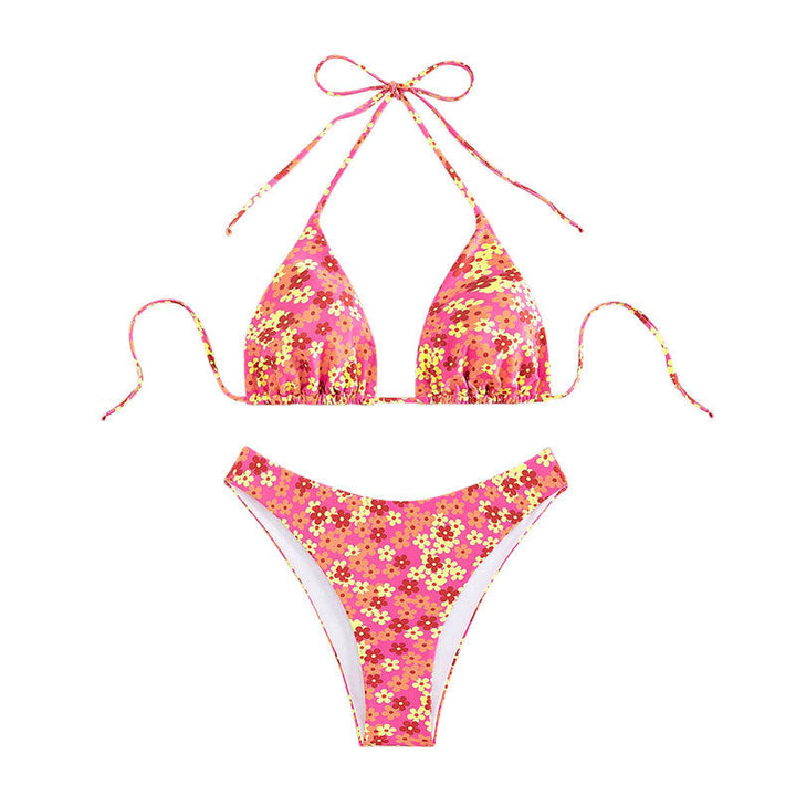 Somrig dam triangelbikini, med vackert blommönster & högskuren benöppning. Strandmode året runt.