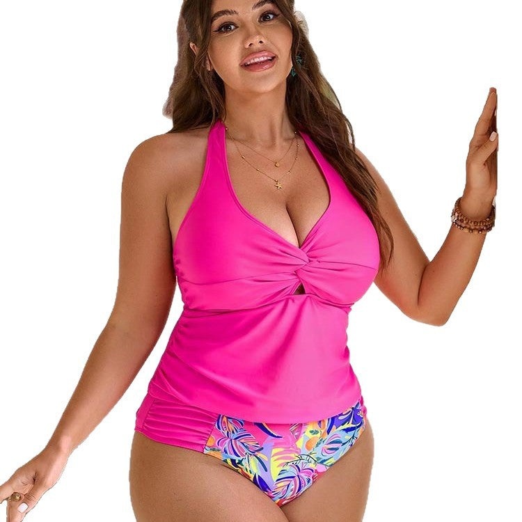 Magenta blommig damtankini med smart omslagsdesign. En stilren baddräkt för strand och sommaräventyr.