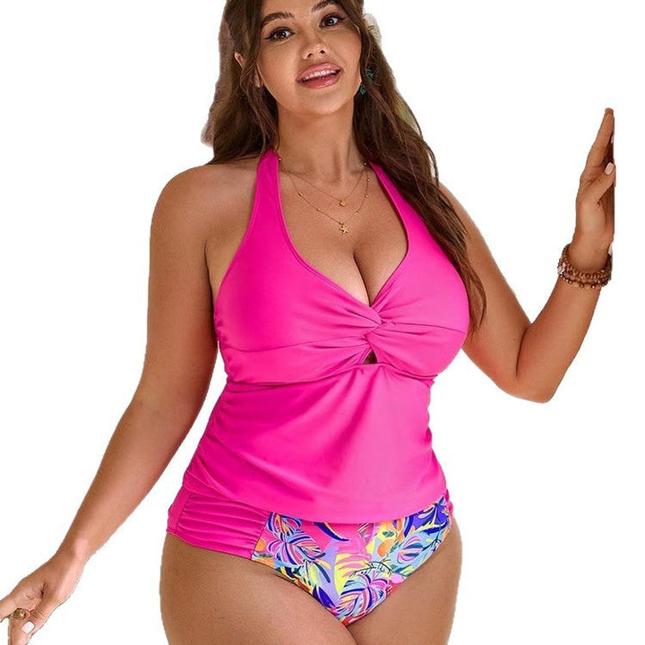 Magenta blommig damtankini med smart omslagsdesign. En stilren baddräkt för strand och sommaräventyr.