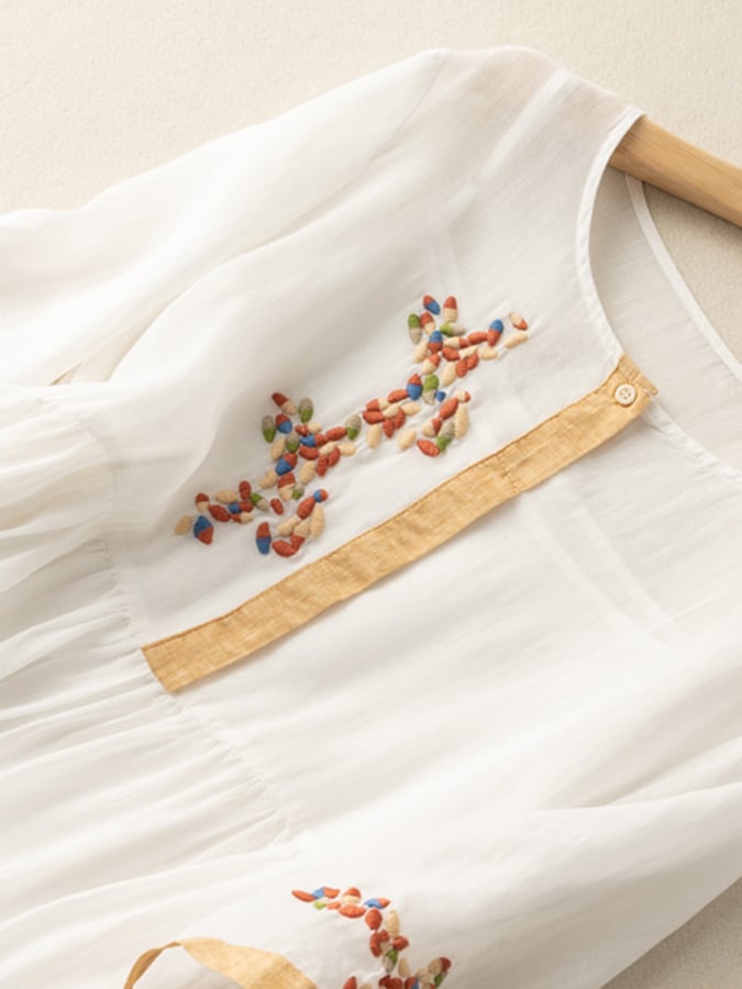 Detaljbild: Intrikata broderier på dam etnoklänning "Georgia", perfekt för sommar och avslappnad stil.